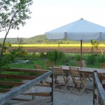 Vue sur la terrasse et le potager