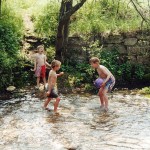 Les plaisirs de la campagne : baignade en rivière